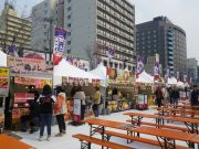 酒まつりでのお店が並ぶ様子