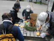 お助け隊スズランの花名板つけの活動の様子