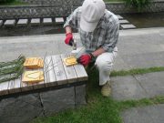 花名板を設置用の針金に止めている写真その2