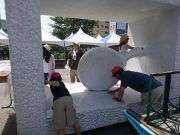 安田侃の生誕を掃除する子ども達