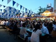 たくさんの人であふれるビアガーデンの様子