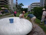 安田侃の天秘を掃除する子ども達