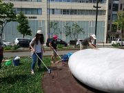 安田侃の天秘の下を掃除する子ども達