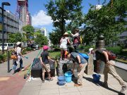 大友亀太郎像を掃除する子ども達