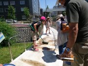 スノーリングを掃除する子ども達