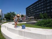 スノーリングのベンチ部分を掃除する子ども達