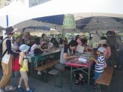 ビアガーデンのテントで七夕飾りを作り親子連れ