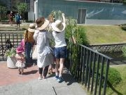 柳の枝に飾り付ける親子連れ