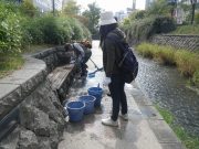 9月26日のお助け隊でベンチの清掃をする様子1