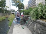 9月26日のお助け隊でベンチの清掃をする様子2