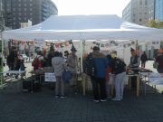 ハロウィン小物を販売する売店の様子