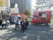 移動販売車のトキジローさんとほっと12さんの様子