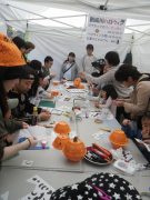 プラカップのランタン作りをする子供たちの様子