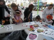 おめんや紙コップのハロウィン飾りを作りこどもお様子