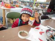 紙コップのハロウィン飾りと作ったこども