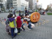 滝野すずらん公園から来たハロウィンバスで写真を撮る子供たちの様子