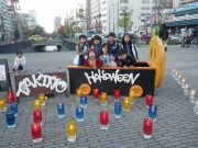 ハロウィンバスに乗って写真を撮る子供たち