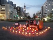 ハロウィンバスとキャンドル点灯と写真を撮る子供たちの様子