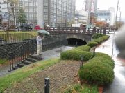 10月31日のお助け隊で照明のチェックをするボランティア2