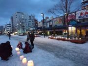 まちの灯りⅡで灯りをつける子ども
