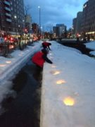 園路に灯りをともすお助け隊のメンバー