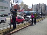 除名版取り付け作業をする植物ボランティアの人たち2