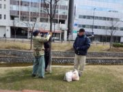 除名版取り付け作業をする植物ボランティアの人たち3