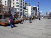 狸二条広場のベンチ清掃