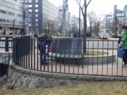 交差点の円形ベンチの清掃