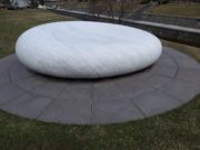 春を迎えて覆いを脱いだ安田侃の彫刻作品「天秘」