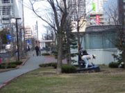 木製ベンチもきれいに清掃