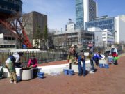 まんなか広場のコンテナにパンジーを植え込む花くらぶのメンバー