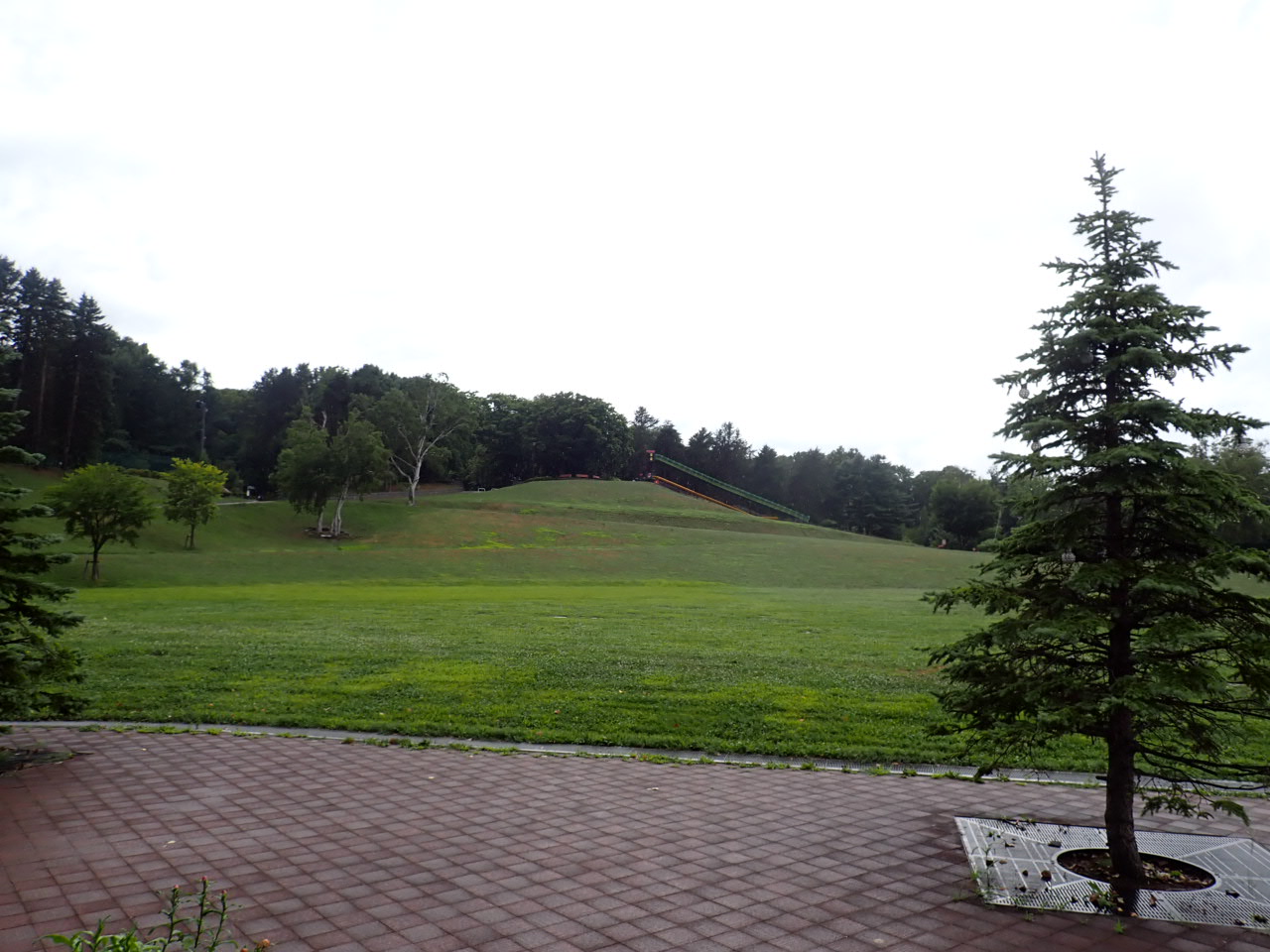 雨の多目的広場