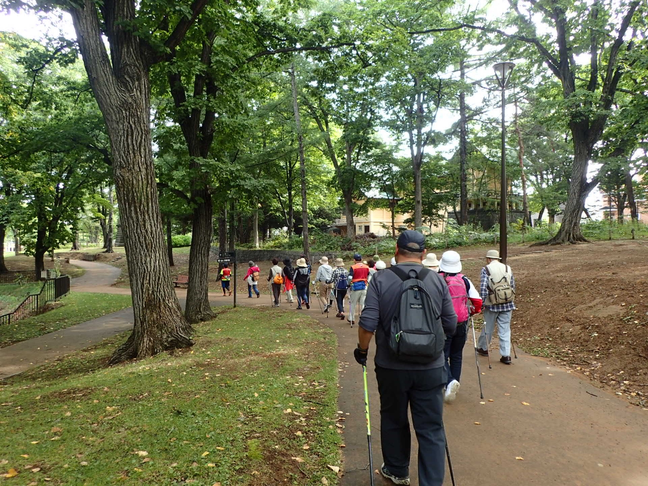 月寒公園ノルディックウォーク体験会　園内をウォーキング