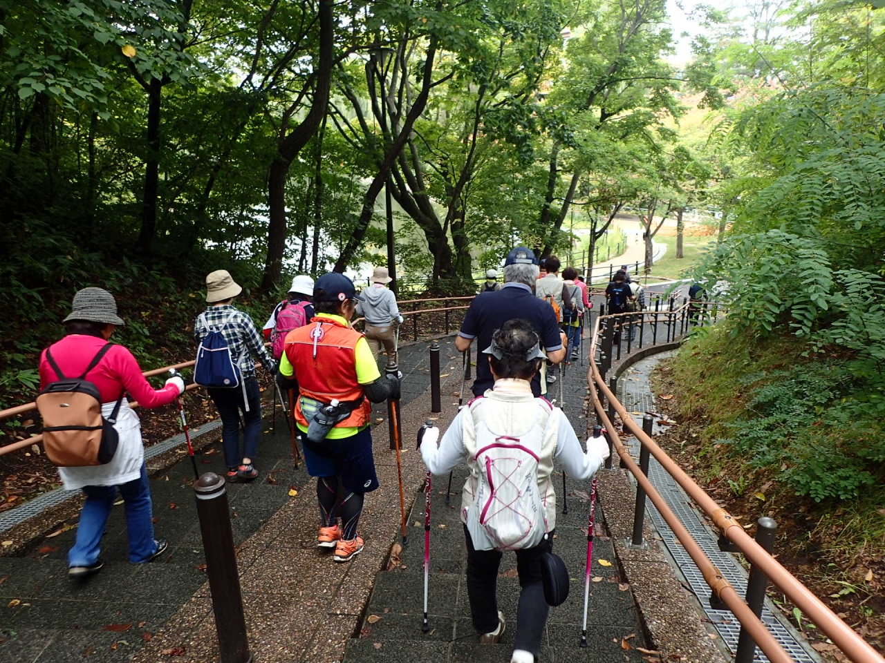 月寒公園ノルディックウォーク体験会　階段の上り下りの練習