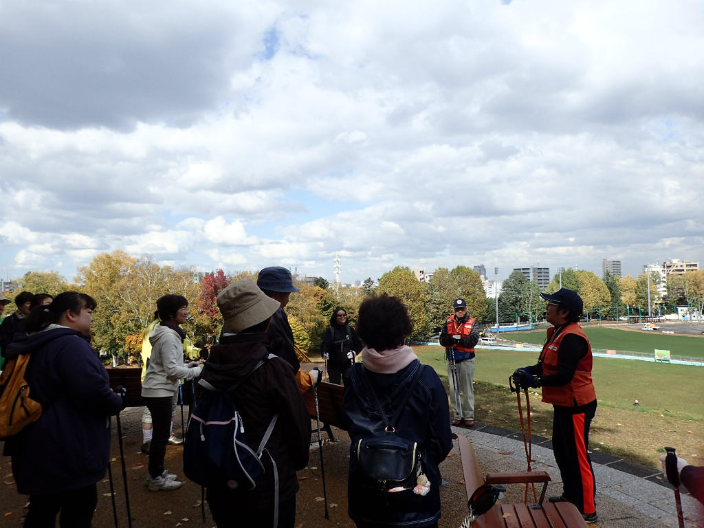 月寒公園ノルディックウォーク体験会 展望の良い高台での休憩