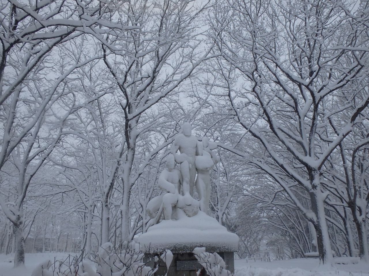 永遠の像にも積もってます