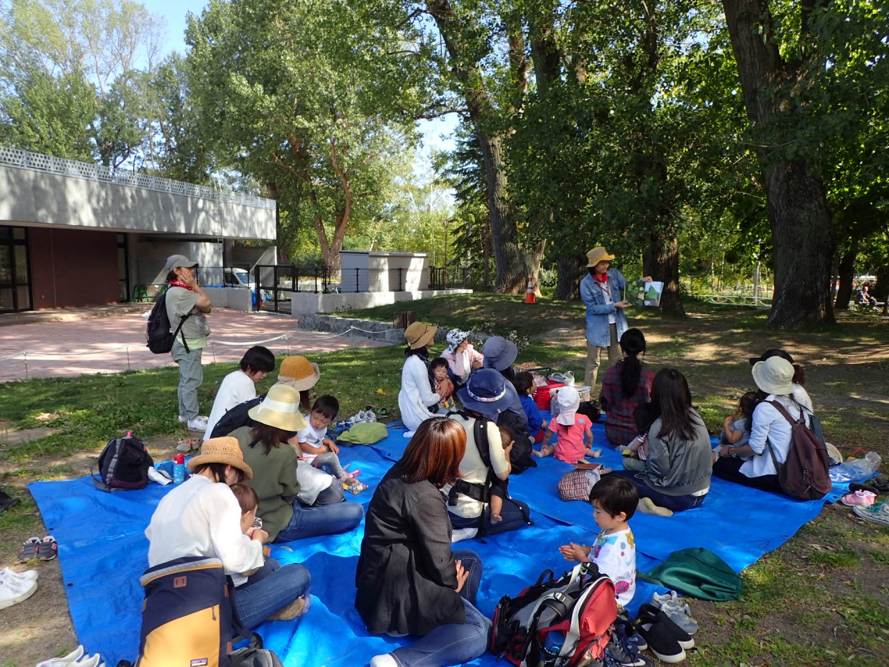 葉っぱきらきら絵本の読み聞かせ