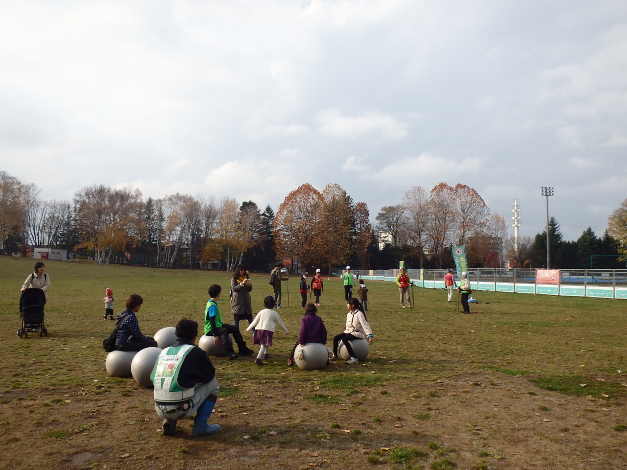 ノルディックウォークやバランスボールの体験会