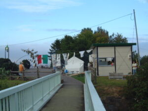 2002年7月31日人道橋とプロジェクトハウスの様子