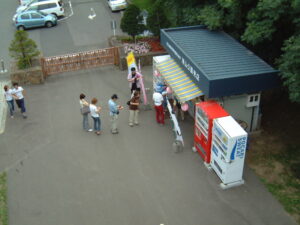 2002年8月4日売店の様子