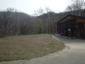 2023年4月15日の森の家の前の雪の様子　雪は無い