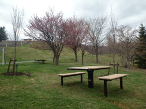 噴水広場横の新しく設置された、ベンチとテーブル