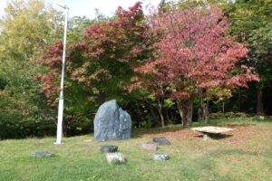 旭山紅葉情報2023年10月14日5寺田京子句碑と紅葉