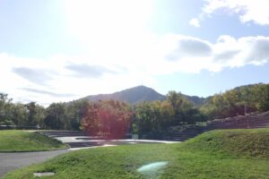 旭山紅葉情報2023年10月18日7噴水広場から藻岩山を望む