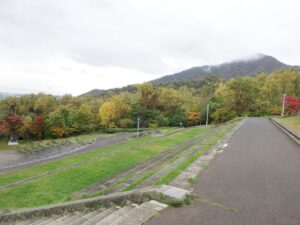 旭山紅葉情報2023年10月19日7テラス状階段と藻岩山