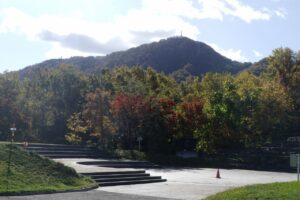 旭山紅葉情報2023年10月21日4噴水広場と藻岩山