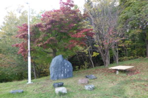 寺田京子句碑と紅葉。