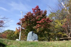 旭山紅葉情報2023年10月24日7寺田京子句碑と紅葉