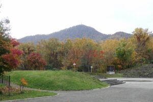 旭山紅葉情報2023年10月27日5噴水広場と藻岩山